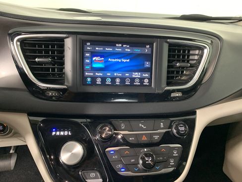 Used 2020 Chrysler Pacifica Touring w/ Tire & Wheel Group FWD image 25