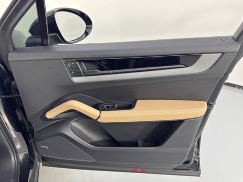 Used 2024 Porsche Cayenne w/ Sport Chrono Package image 44