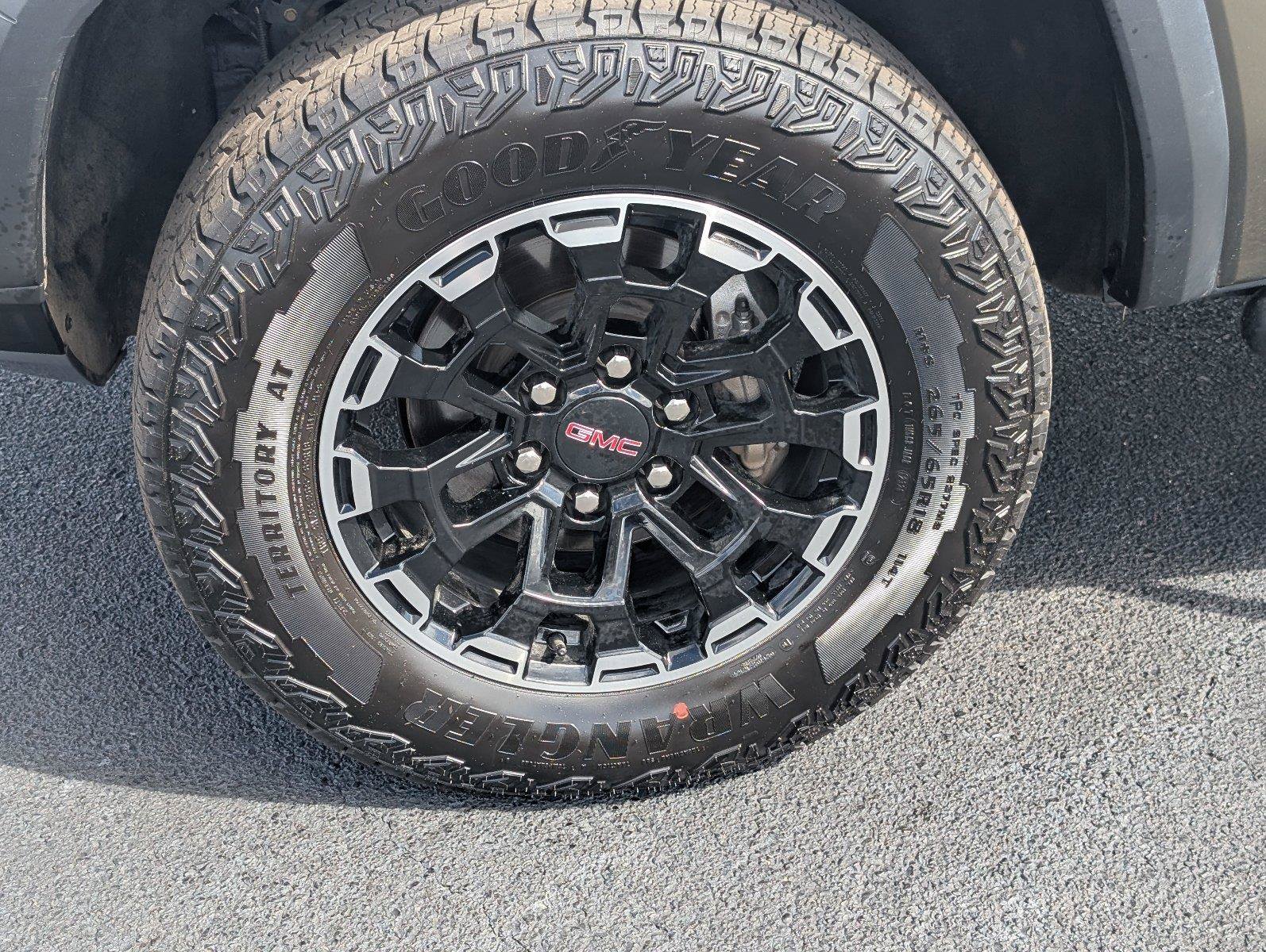 Used 2024 GMC Canyon AT4 w/ Technology Package AWD/4WD image 11