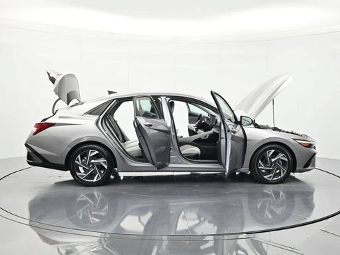 Used 2025 Hyundai Elantra Limited FWD image 50