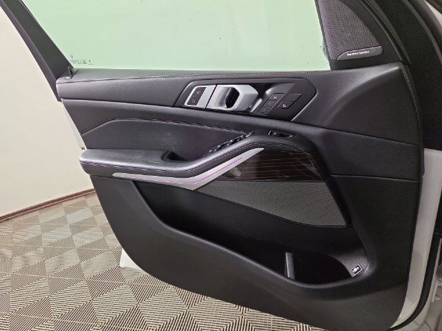 Used 2025 BMW X5 xDrive50e AWD/4WD image 30