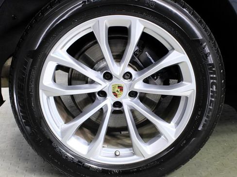 Certified 2023 Porsche Macan AWD/4WD image 12