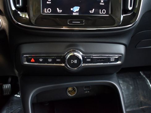 Used 2022 Volvo XC40 T5 Momentum w/ Premium Package image 26