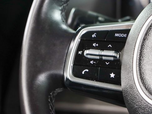 Used 2024 Kia Carnival EX FWD image 13
