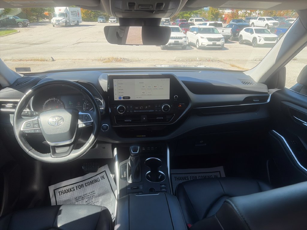 Used 2023 Toyota Highlander XLE AWD/4WD image 13