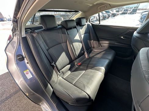 Used 2019 Lexus ES 300h w/ Luxury Package image 28