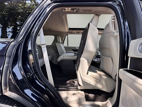 Used 2021 Lincoln Navigator Reserve w/ Luxury Package AWD/4WD image 21