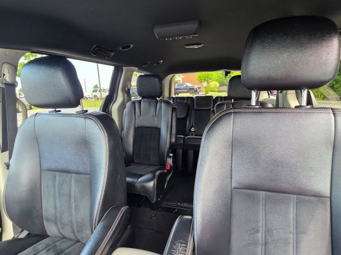 Used 2018 Dodge Grand Caravan SXT FWD image 17