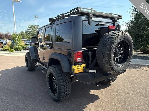 Used 2018 Jeep Wrangler Unlimited Rubicon w/ Connectivity Group AWD/4WD image 7