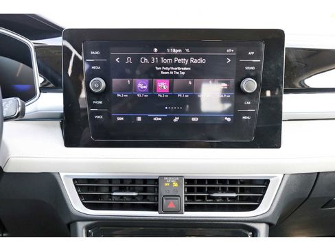 Used 2025 Volkswagen Taos SE image 22