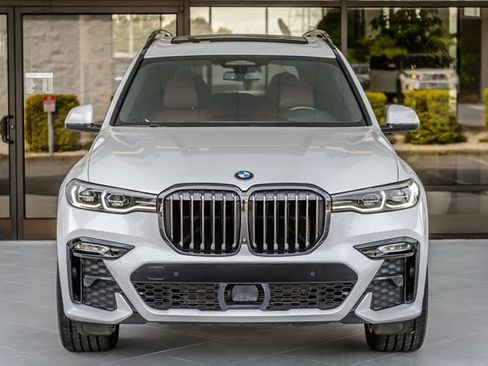 Used 2022 BMW X7 xDrive40i w/ M Sport Package AWD/4WD image 5