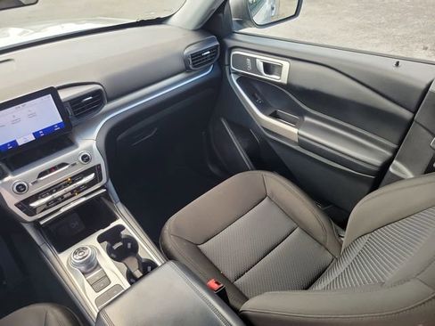 Used 2022 Ford Explorer XLT image 13