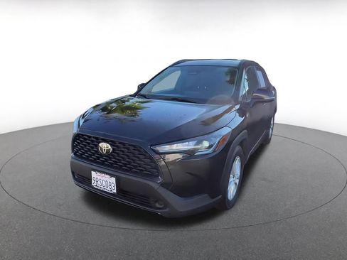 Used 2025 Toyota Corolla Cross LE image 7