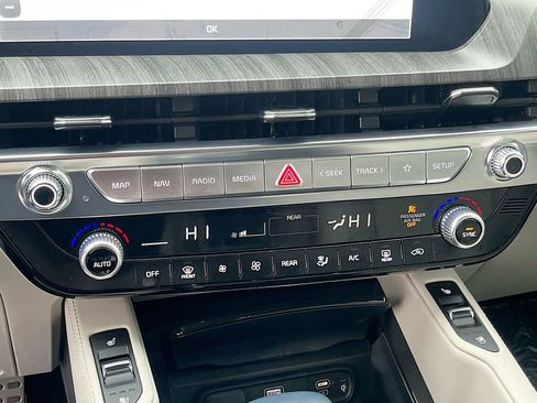 Used 2025 Kia Telluride SX FWD image 16