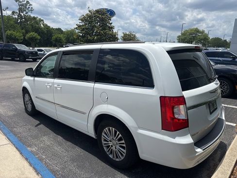 Used 2014 Chrysler Town & Country Touring-L FWD image 5