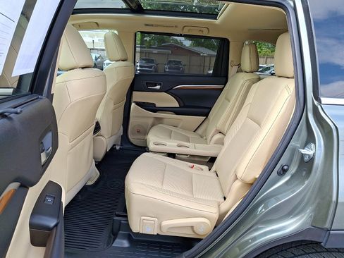 Used 2017 Toyota Highlander Limited Platinum AWD/4WD image 12
