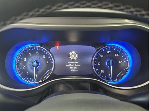 Used 2023 Chrysler Pacifica Touring-L FWD image 10