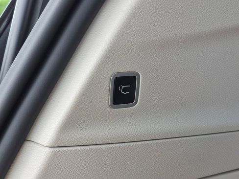 Used 2023 Chrysler Pacifica Touring-L FWD image 11