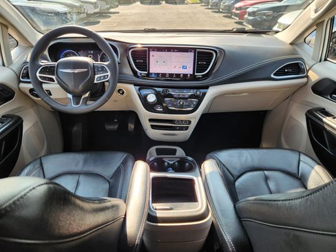 Used 2022 Chrysler Pacifica Touring-L FWD image 8