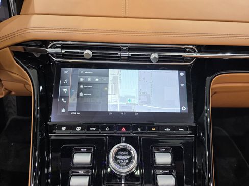 Used 2025 Aston Martin DB12 Convertible image 13