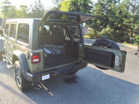 Used 2025 Jeep Wrangler Unlimited Sport AWD/4WD image 17