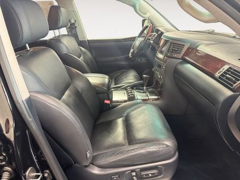 Used 2011 Lexus LX 570 4WD w/ Luxury Pkg image 4