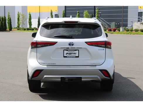 Used 2022 Toyota Highlander Platinum AWD/4WD image 3