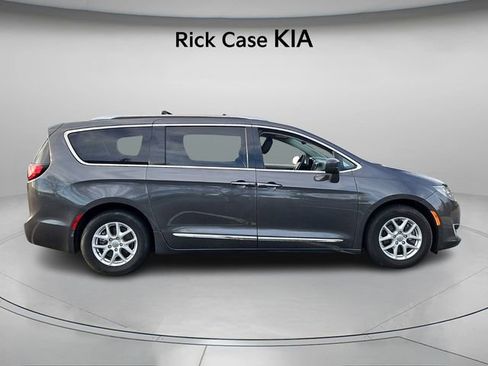 Used 2020 Chrysler Pacifica Touring-L image 4