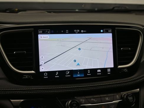 Used 2024 Chrysler Pacifica Limited FWD image 17