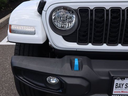 Used 2024 Jeep Wrangler Unlimited w/ Convenience Group AWD/4WD image 13