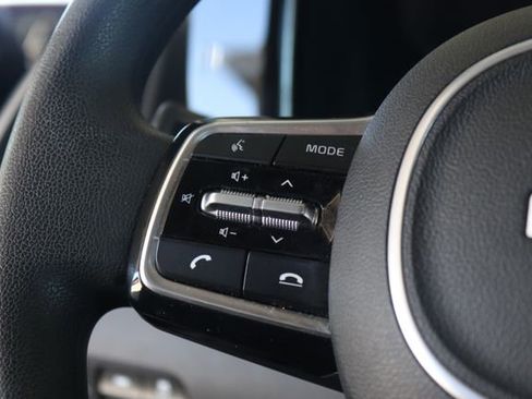 Used 2023 Kia Sorento LX image 12