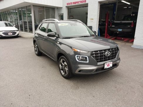 Used 2025 Hyundai Venue Limited FWD image 2