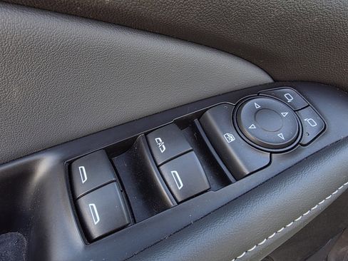 Used 2021 Buick Enclave Essence image 12