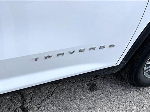 Used 2025 Chevrolet Traverse LT image 24