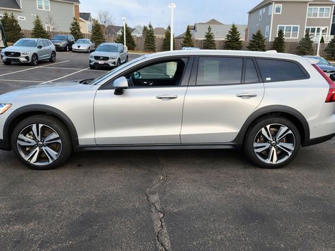 Used 2025 Volvo V60 B5 Cross Country Plus image 7