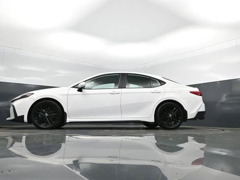 Used 2025 Toyota Camry SE w/ Convenience Package image 40