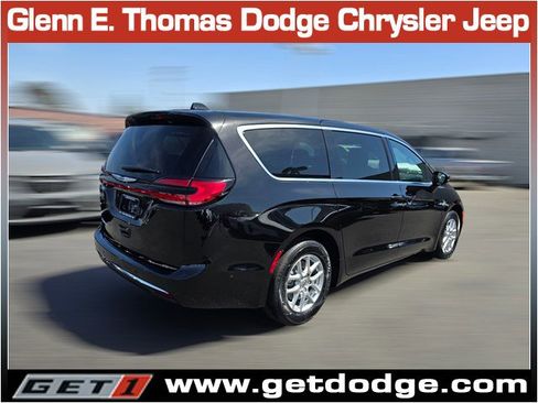 New 2025 Chrysler Pacifica Select image 4