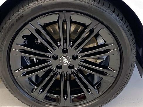 Used 2025 Land Rover Range Rover Long Wheelbase SE image 19