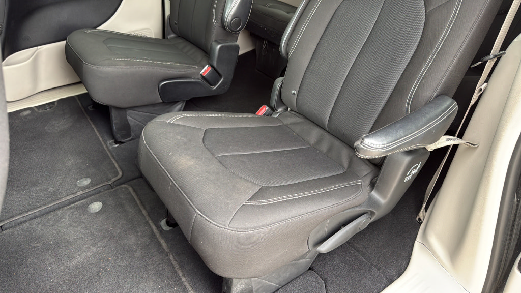Used 2022 Chrysler Voyager LX FWD image 31