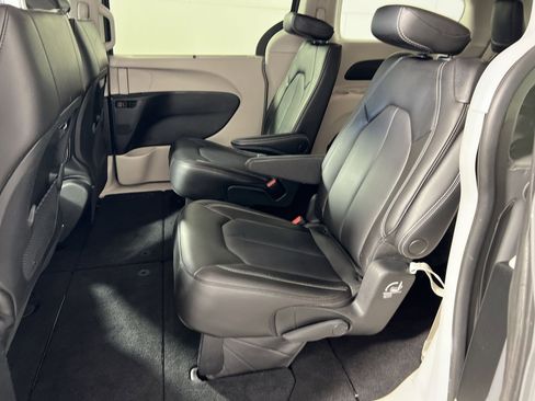 Used 2023 Chrysler Pacifica Touring-L image 25
