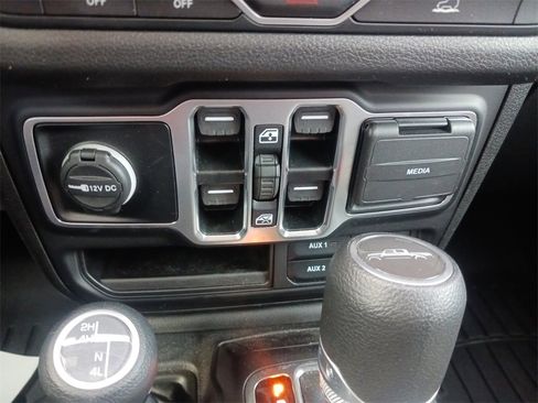 Used 2025 Jeep Gladiator Sport image 35