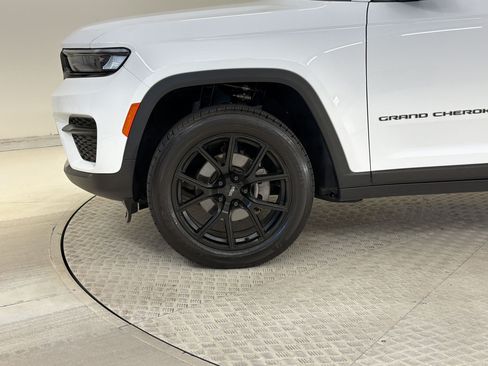 Used 2025 Jeep Grand Cherokee Laredo X AWD/4WD image 13