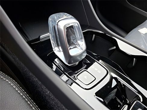 New 2025 Volvo XC40 B5 Ultra w/ Climate Package image 14