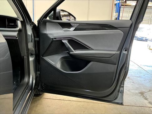 Used 2025 Volkswagen Tiguan SE w/ Panoramic Sunroof Package image 26