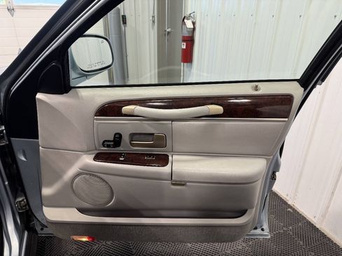 Used 2006 Lincoln Town Car Signature RWD image 17