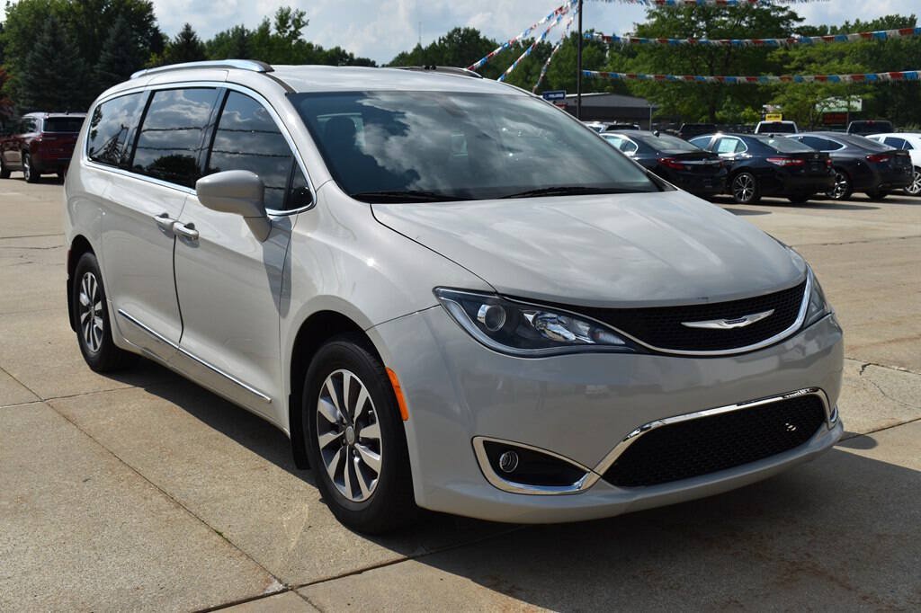 Used 2020 Chrysler Pacifica Touring-L Plus FWD image 1