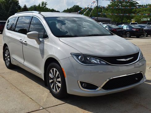 Used 2020 Chrysler Pacifica Touring-L Plus FWD image 1