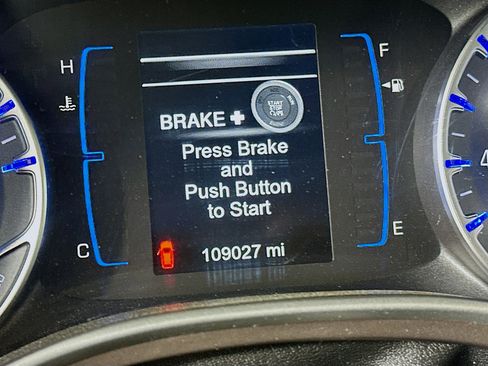 Used 2017 Chrysler Pacifica Touring-L w/ Tire & Wheel Group image 19