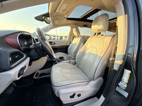 Used 2017 Chrysler Pacifica Limited w/ UConnect Theater Package image 11