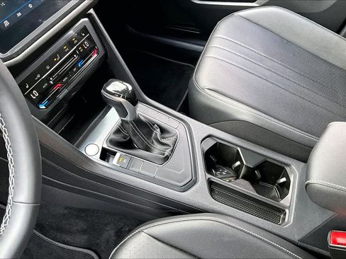 Used 2023 Volkswagen Tiguan SE w/ Panoramic Sunroof Package image 16